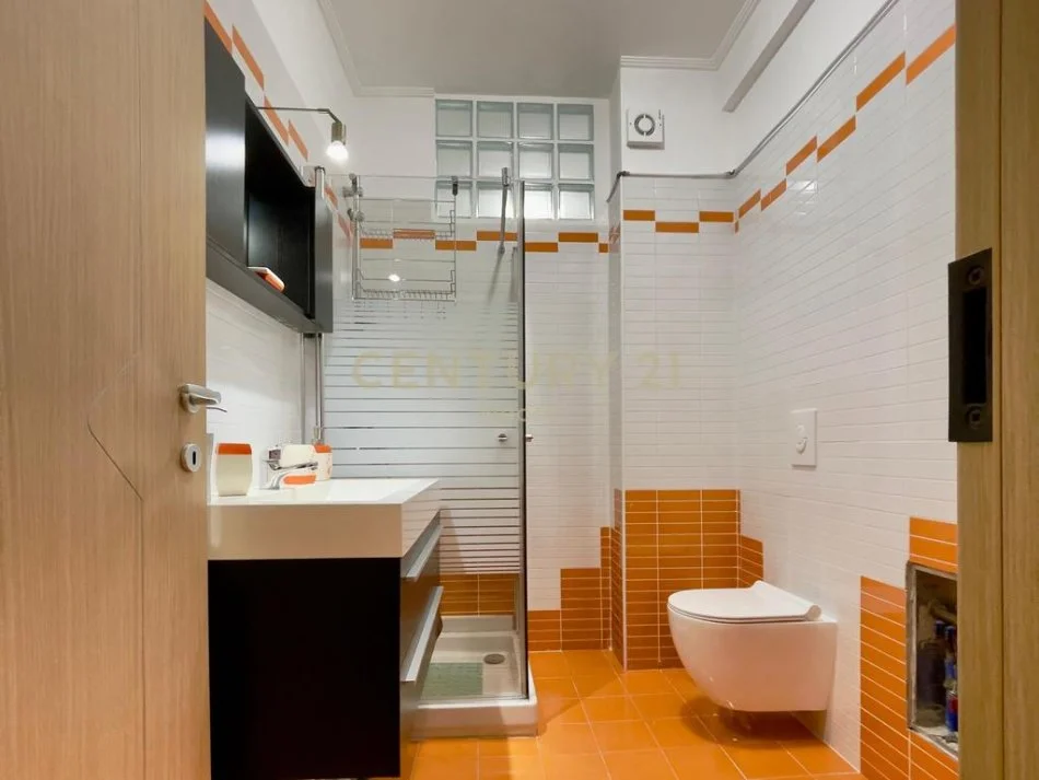 Tirane, jap me qera apartament 2+1+2 me POST PARKIMI+Ballkon , 145 m² 950 € (Liqeni i Thate)