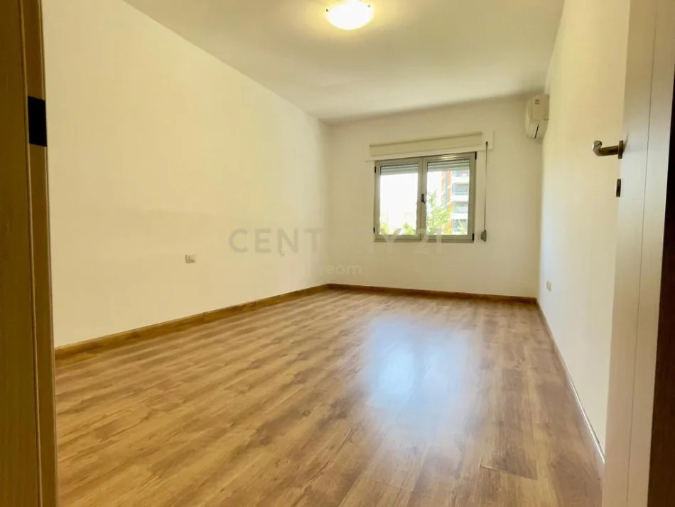Tirane, jap me qera apartament 2+1+2 me POST PARKIMI+Ballkon , 145 m² 950 € (Liqeni i Thate)
