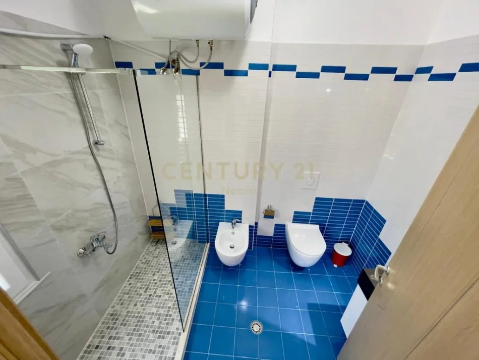 Tirane, jap me qera apartament 2+1+2 me POST PARKIMI+Ballkon , 145 m² 950 € (Liqeni i Thate)