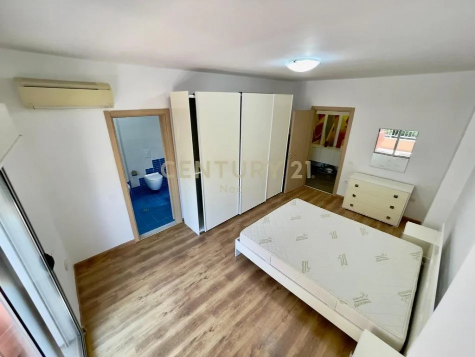 Tirane, jap me qera apartament 2+1+2 me POST PARKIMI+Ballkon , 145 m² 950 € (Liqeni i Thate)