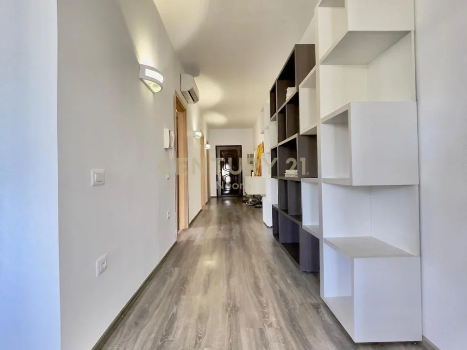 Tirane, jap me qera apartament 2+1+2 me POST PARKIMI+Ballkon , 145 m² 950 € (Liqeni i Thate)