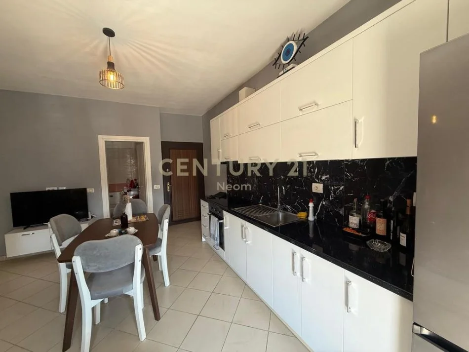 Tirane, jepet me qera apartament 1+1+Ballkon Kati 6, 65 m² 500 € (Neom117520)