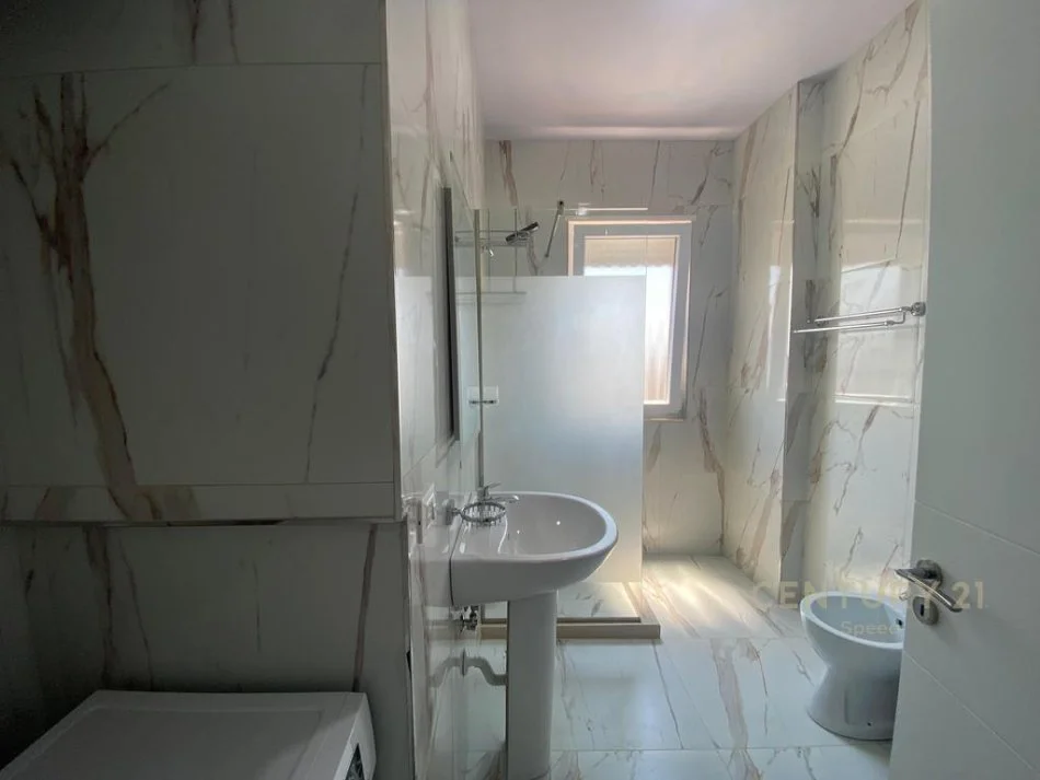 Tirane, jepet me qera apartament 1+1 Kati 9, 55 m² 500 € 