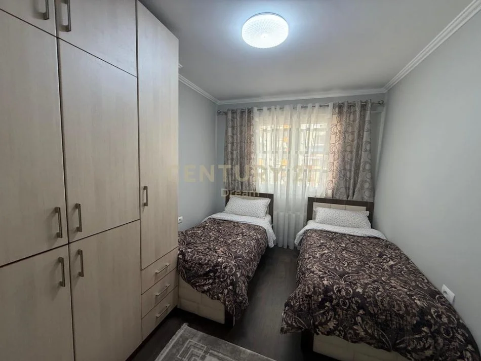 Tirane, jepet me qera apartament 2+1 Kati 4, 110 m² 800 € 