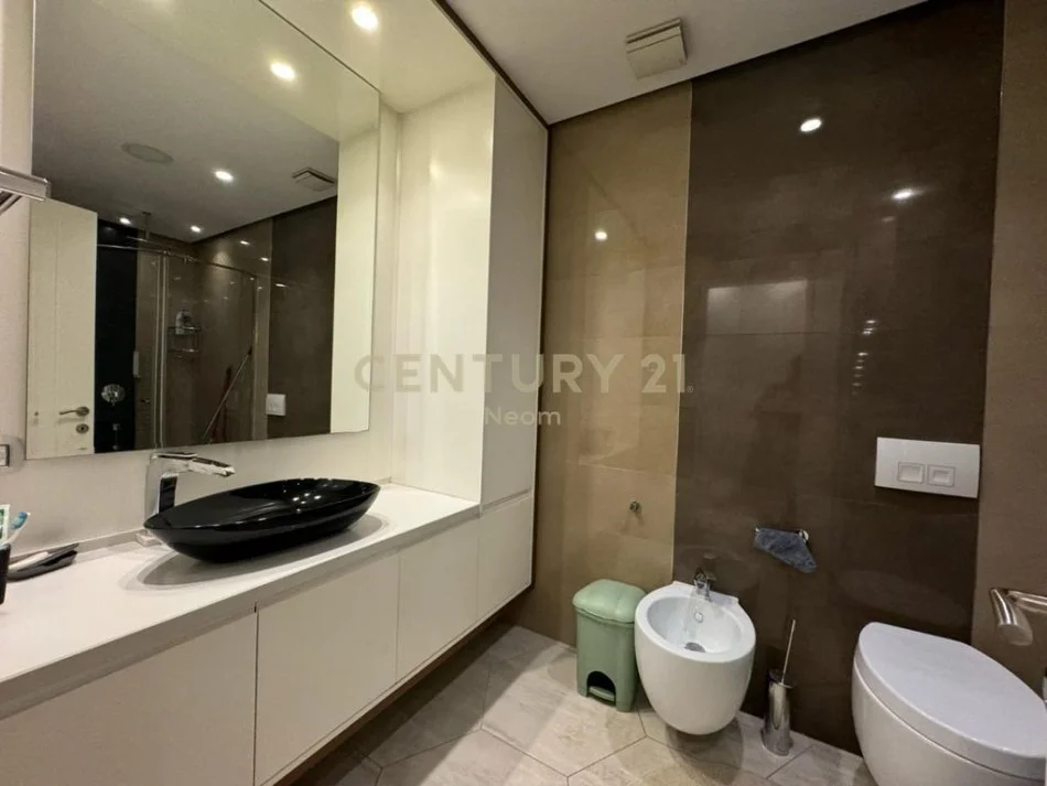 Tirane, shitet apartament 3+1 Kati 4, 153 m² 215.000 € 