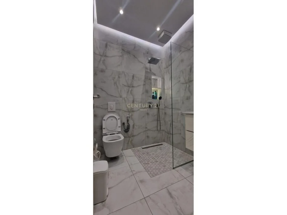 Tirane, jap me qera apartament 1+1 , 55 m² 700 € (Ish Blloku)