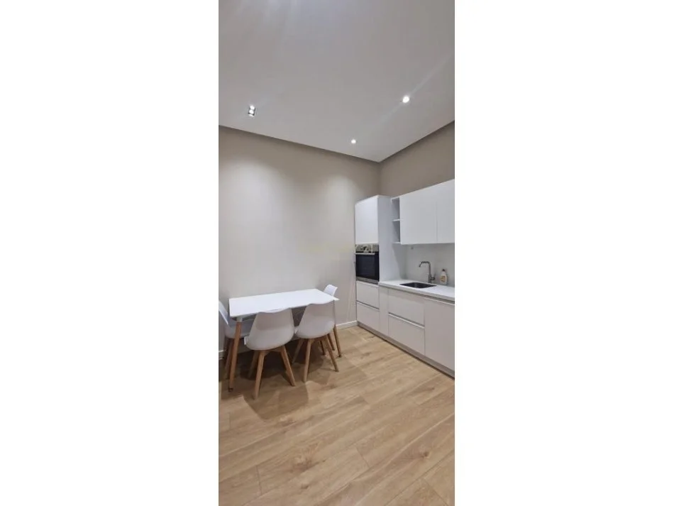 Tirane, jap me qera apartament 1+1 , 55 m² 700 € (Ish Blloku)