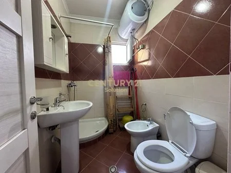 Tirane, jepet me qera apartament 2+1+Ballkon Kati 7, 80 m² 600 € (Sol117662)