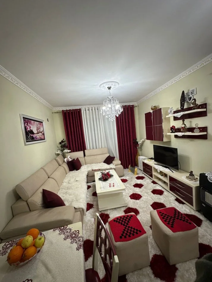 Tirane, jepet me qera apartament 1+1 Kati 3, 70 m² 450 € (astir)