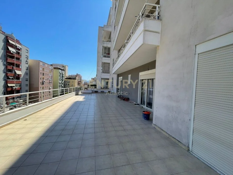 Durres, jepet me qera apartament 1+1+Ballkon Kati 4, 120 m² 400 € (ish rajoni)