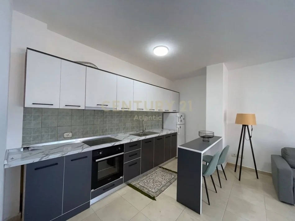 Durres, jepet me qera apartament 1+1+Ballkon Kati 4, 120 m² 400 € (ish rajoni)