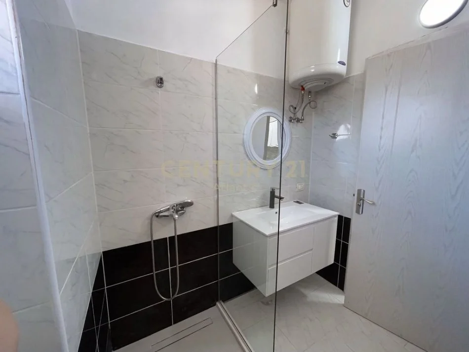 Durres, jepet me qera apartament 1+1+Ballkon Kati 4, 120 m² 400 € (ish rajoni)