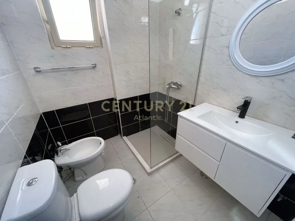 Durres, jepet me qera apartament 1+1+Ballkon Kati 4, 120 m² 400 € (ish rajoni)