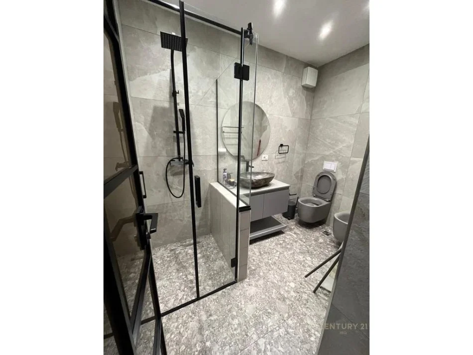 Tirane, jepet me qera apartament 1+1+Ballkon Kati 3, 74 m² 600 € (Porcelan)