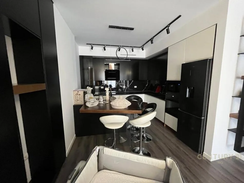 Tirane, jepet me qera apartament 1+1 , 74 m² 600 € (IRG117743)