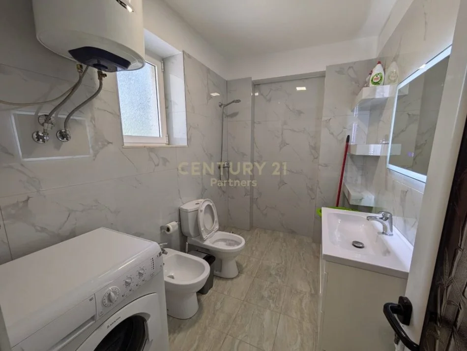 Tirane, jepet me qera 2+1 Kati 2, 95 m² 800 €  0685136913