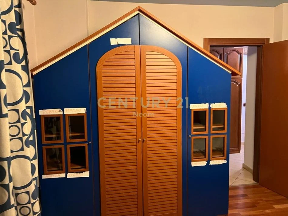 Tirane, jepet me qera apartament 3+1+Aneks+Ballkon Kati 5, 130 m² 900 € (Neom117801)