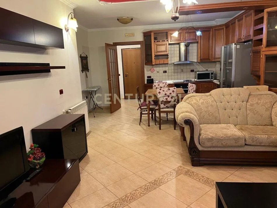 Tirane, jepet me qera apartament 3+1+Aneks+Ballkon Kati 5, 130 m² 900 € (Neom117801)