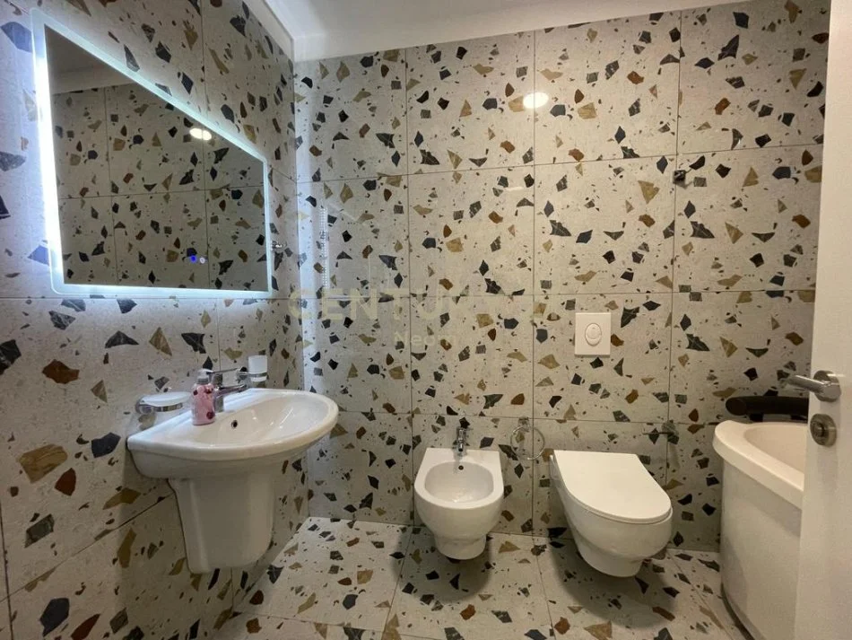 Tirane, jepet me qera apartament 2+1+Aneks+Ballkon Kati 2, 125 m² 1.000 € (Neom117806)