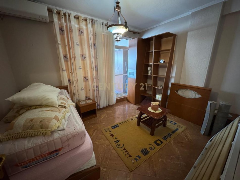 Tirane, jepet me qera apartament 2+1 Kati 4, 140 m² 800 € 