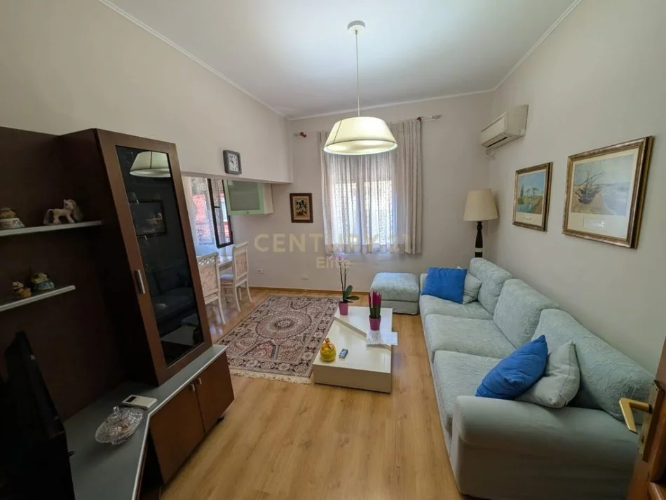 Tirane, jepet me qera apartament 2+1 Kati 2, 80 m² 500 €