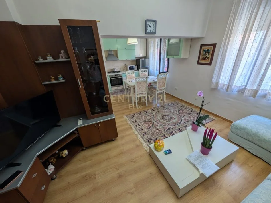Tirane, jepet me qera apartament 2+1 Kati 2, 80 m² 500 €