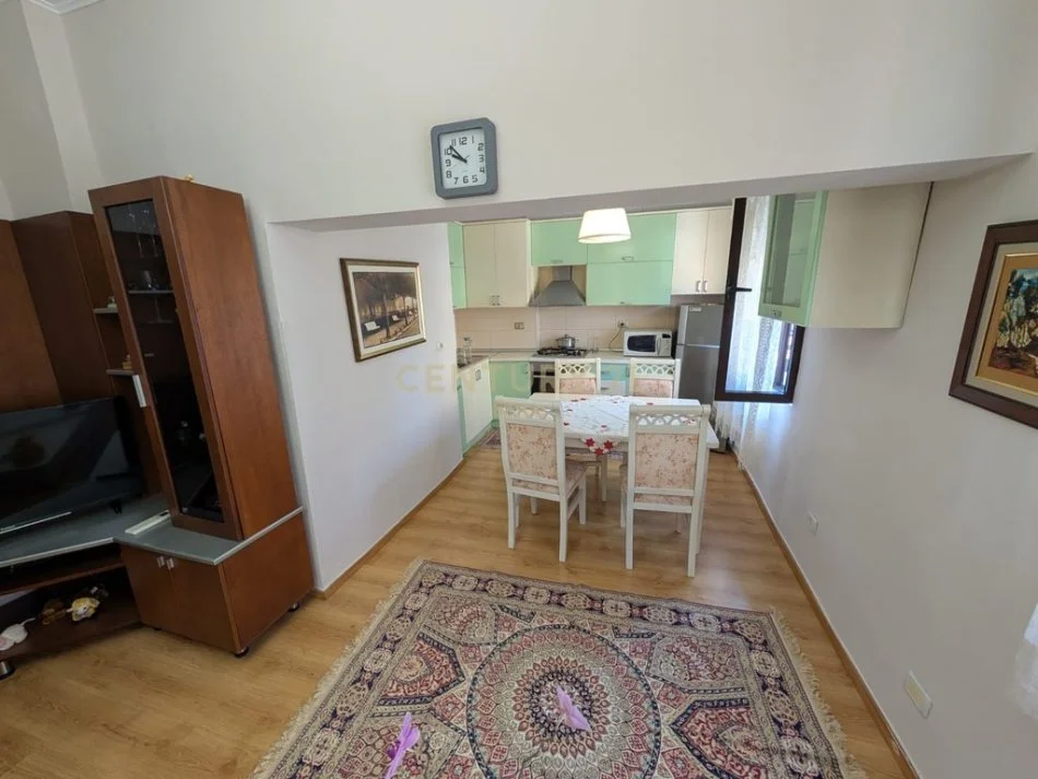 Tirane, jepet me qera apartament 2+1 Kati 2, 80 m² 500 €