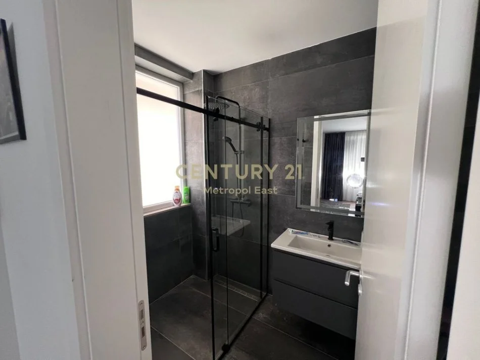 Tirane, jepet me qera apartament 2+1 , 250 m² 1.400 € (EAST117904)