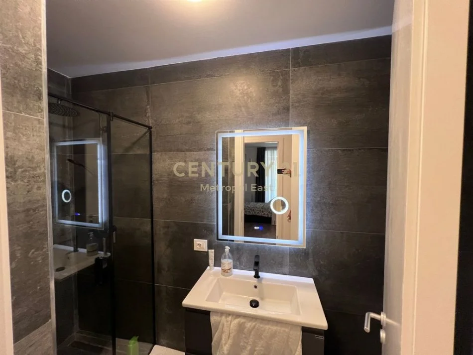 Tirane, jepet me qera apartament+verande | Penthouse 2+1+Aneks+Ballkon Kati 0, 250 m² 1.400 € (EAST117904)