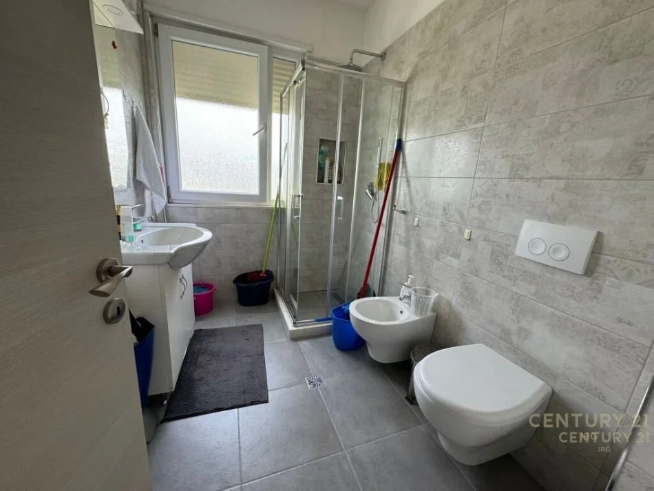 Tirane, jepet me qera apartament 1+1+Ballkon Kati 5, 65 m² 585 € (IRG117908)