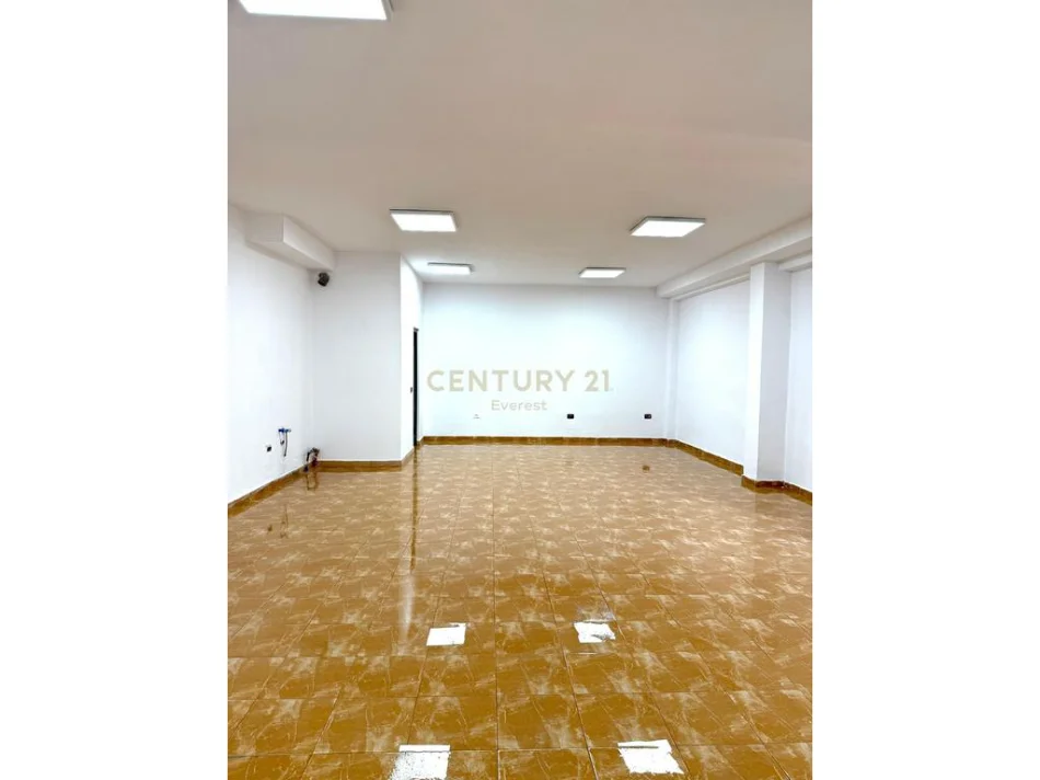 Tirane, jepet me qera dyqan , 65 m² 600 €