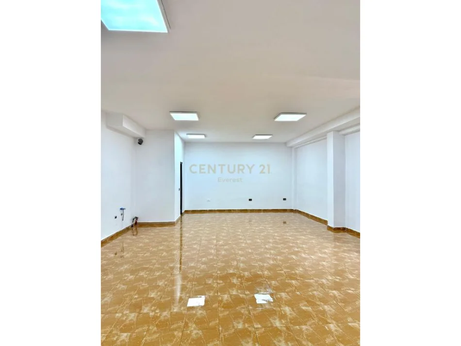 Tirane, jepet me qera dyqan , 65 m² 600 €