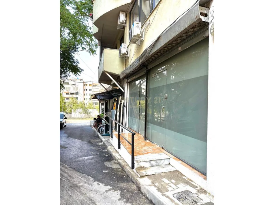 Tirane, jepet me qera dyqan , 65 m² 600 €