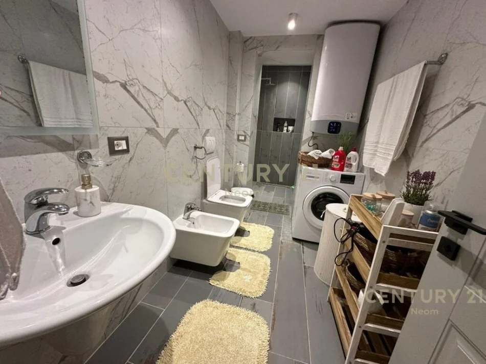 Tirane, jepet me qera apartament 2+1+Ballkon Kati 1, 80 m² 650 € (Neom117930)