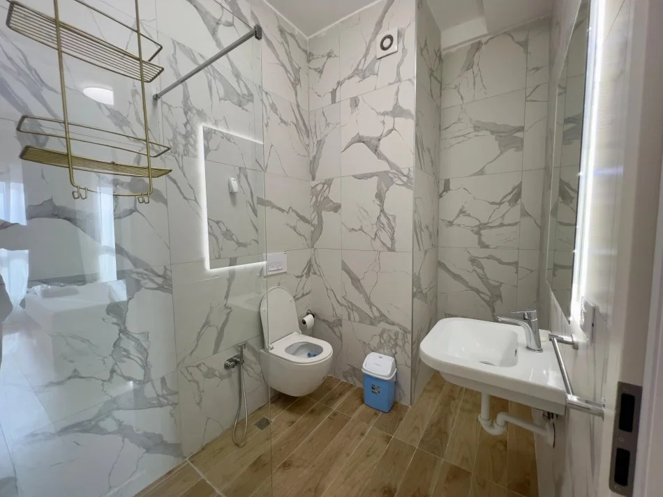 Tirane, jepet me qera apartament 2+1+Ballkon Kati 10, 100 m² 800 € (rruga frosina plaku)