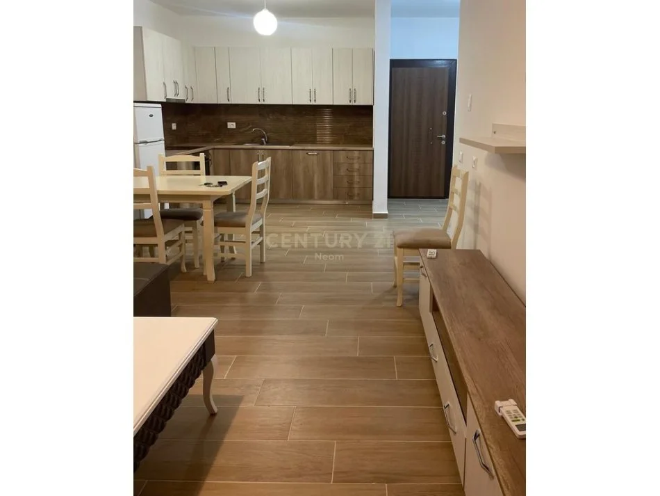 Tirane, jepet me qera apartament 1+1 Kati 2, 70 m² 700 € (Neom117965)