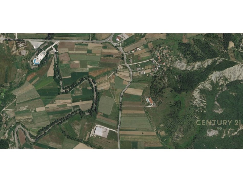 Tirane, toke , 2.500 m² 162.500 € (Preze)