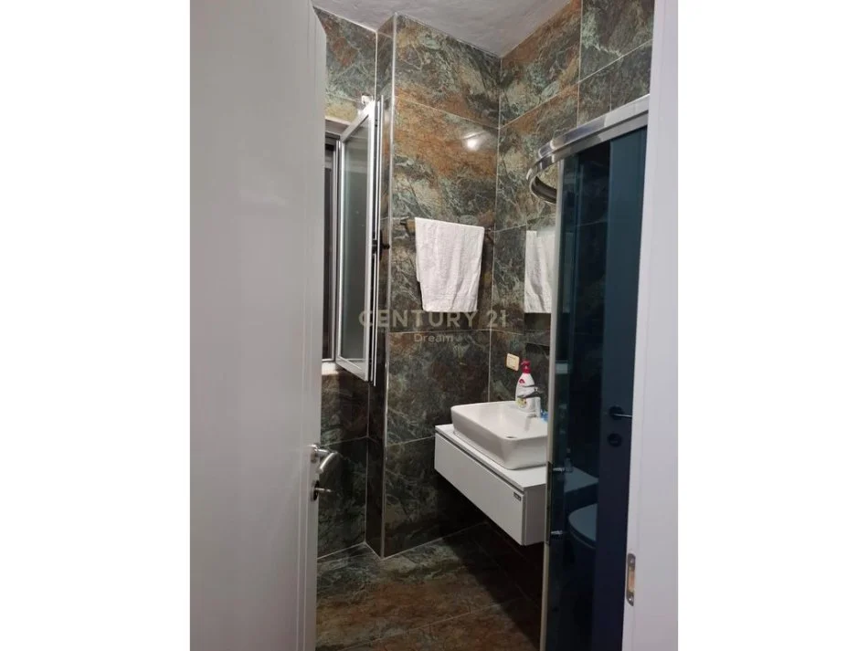 Tirane, jepet me qera apartament 2+1+Ballkon Kati 2, 101 m² 450 € (DREAM117969)