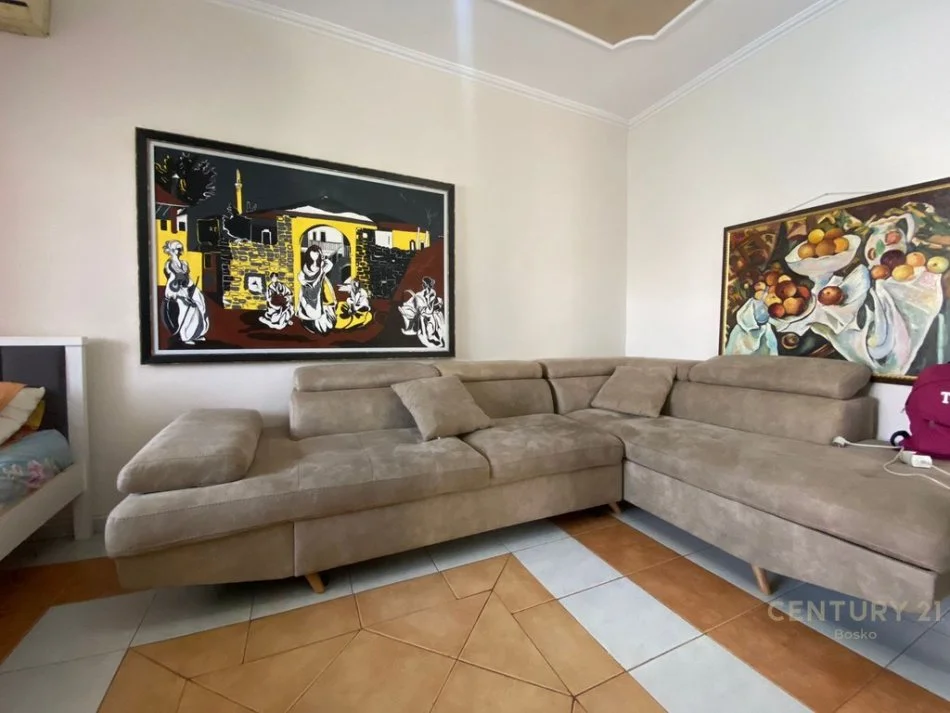 Tirane, jepet me qera apartament 1+1 Kati 3, 58 m² 500 € (RRUGA E DIBRES, MEDRESE)