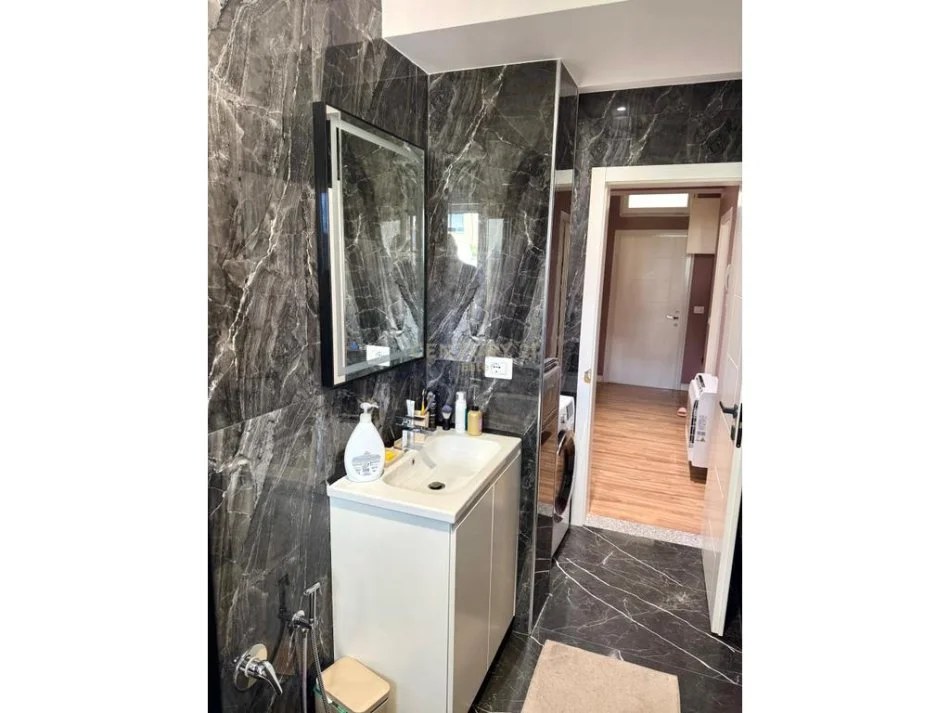 Tirane, jepet me qera apartament 1+1+Ballkon Kati 3, 62 m² 650 € (EL117738)