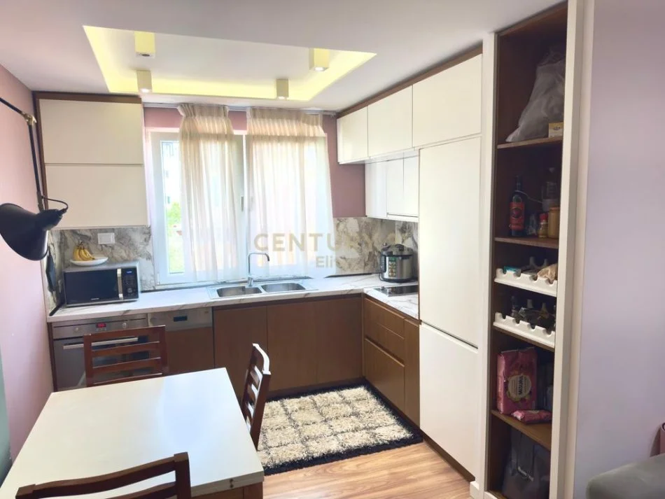 Tirane, jepet me qera apartament 1+1+Ballkon Kati 3, 62 m² 650 € (EL117738)