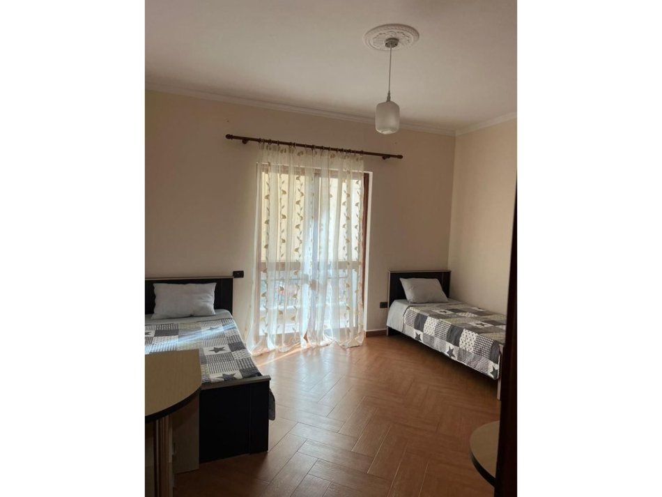 Tirane, jepet me qera apartament 2+1+Ballkon , 124 m² 700 € 