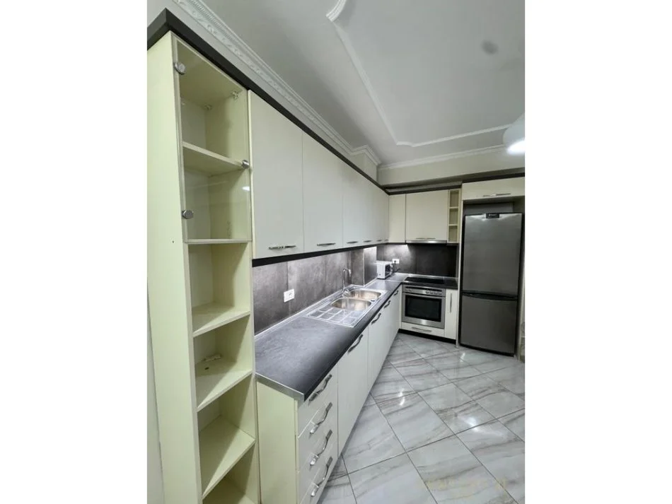 Tirane, jap me qera apartament 1+1 , 65 m² 600 € (Komuna e Parisit)