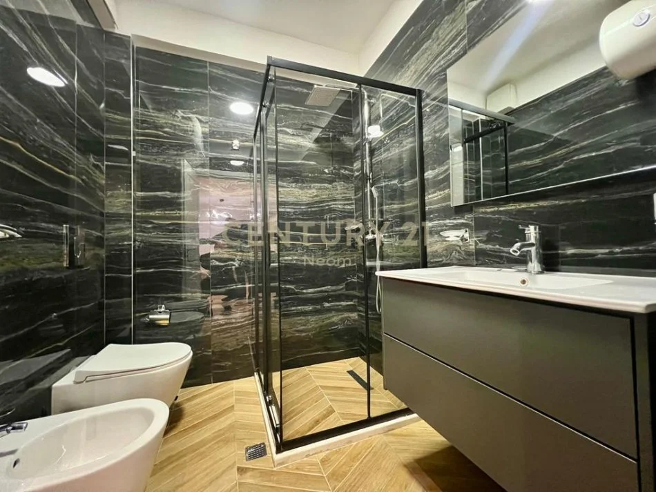 Tirane, jepet me qera apartament 2+1+Aneks+Ballkon Kati 1, 120 m² 800 € (Neom118111)