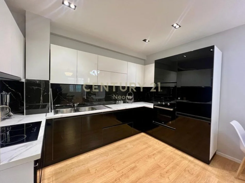 Tirane, jap me qera apartament 2+1+2 , 120 m² 800 € (KOPSHTI BOTANIK)