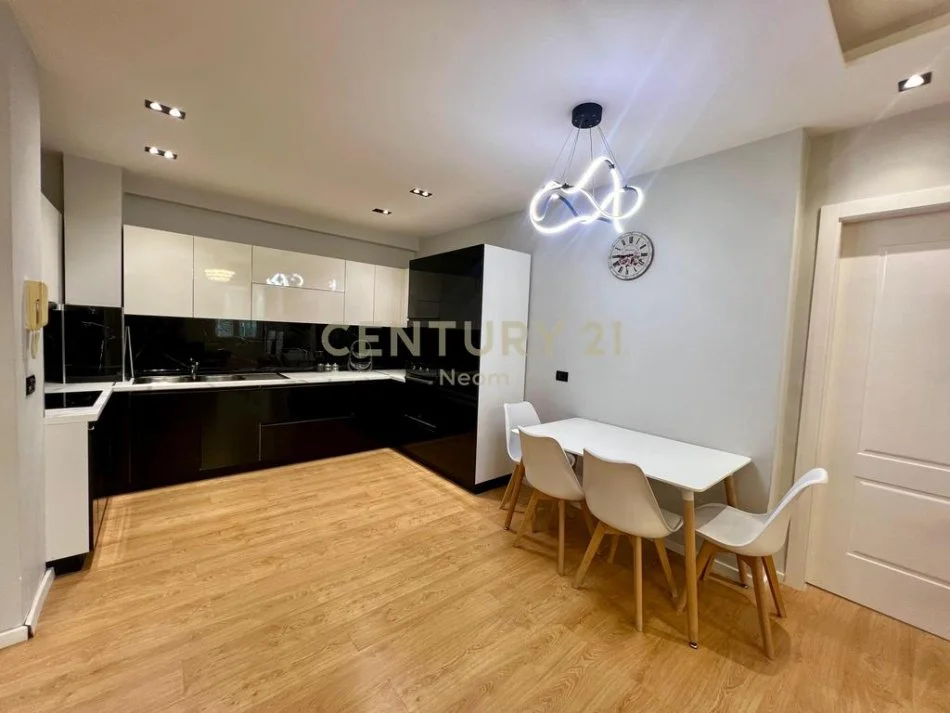 Tirane, jepet me qera apartament 2+1+Aneks+Ballkon Kati 1, 120 m² 800 € (Neom118111)