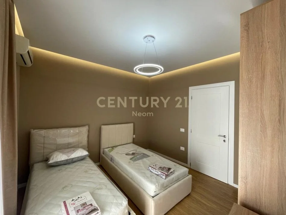 Tirane, jepet me qera apartament 2+1+Aneks+Ballkon Kati 1, 103 m² 750 € (Neom118113)