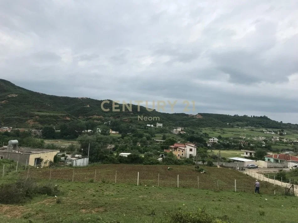 Tirane, shitet toke , 2.000 m² 260.000 € (Neom118156)