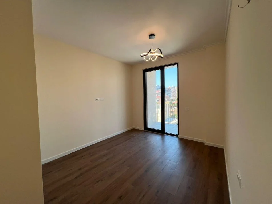 Tirane, jepet me qera apartament 2+1+Ballkon Kati 5, 114 m² 1.800 € (Rruga e Kosovareve)