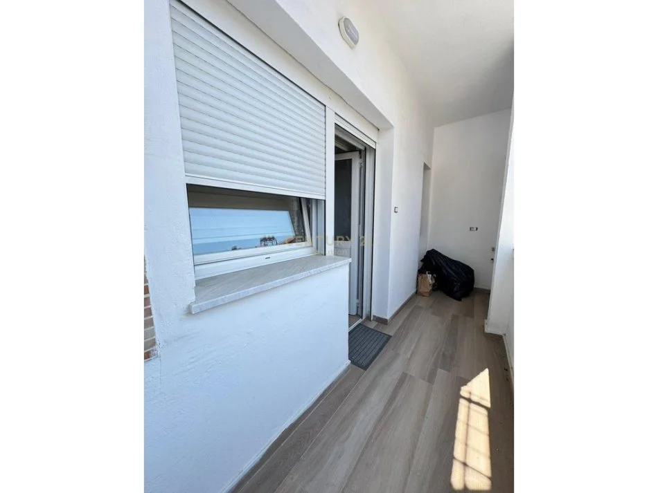 Tirane, jepet me qera ambjent biznesi Kati 3, 109 m² 850 € 